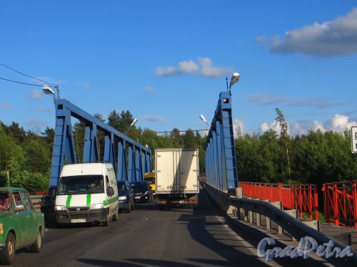 Автомобильный мост через реку Вуокса в поселке Лосево. Фото 4 июля 2014 года.