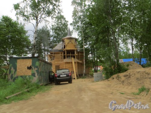 дер. Лобаново. Строительство одного из коттеджей в «Русском стиле» на одном из участков. Фото 18 июня 2015 года.