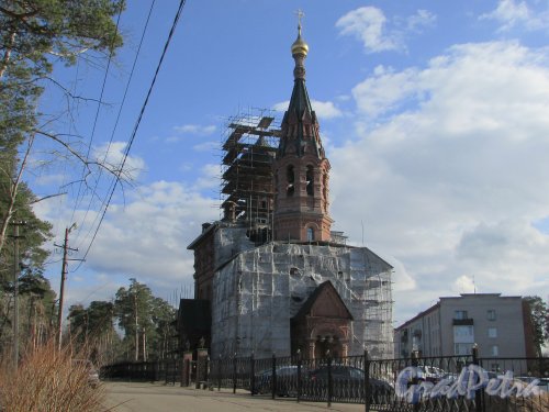 Лен. область, Ломоносовский район, деревня Гора Валдай. Вид на Свято-Троицкою церковь с западной стороны. Фото 9 апреля 2016 года.