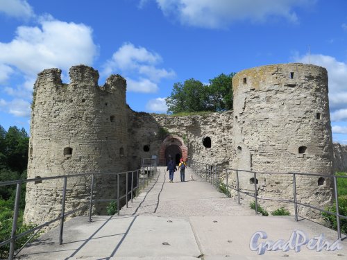 Копорская крепость, 13-18 вв. Вход в Крепость, вид в створ моста. фото июль 2015 г.