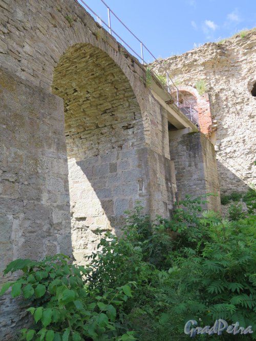 Копорская крепость, 13-18 вв. Мостовая конструкция. фото июль 2015 г.