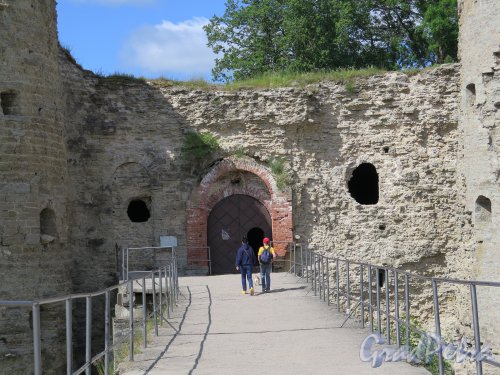 Копорская крепость, 13-18 вв. Вход в комплекс. фото июль 2015 г.