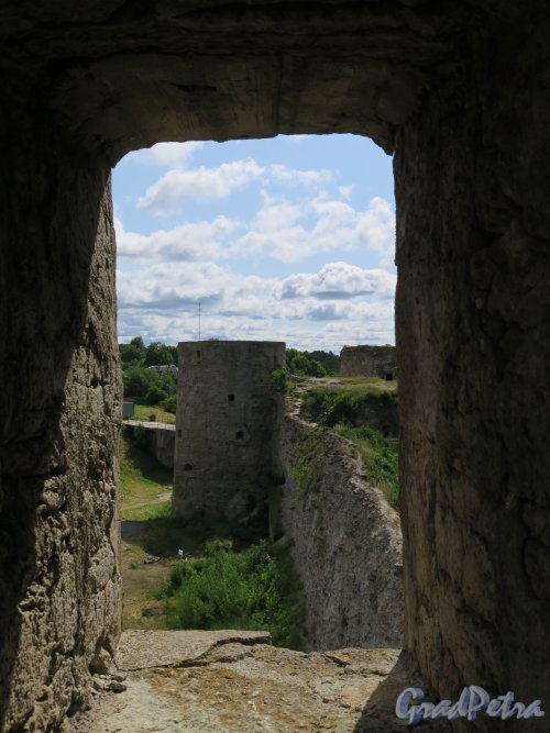 Копорская крепость. Вид укреплений через бойницу. фото июль 2015 г.