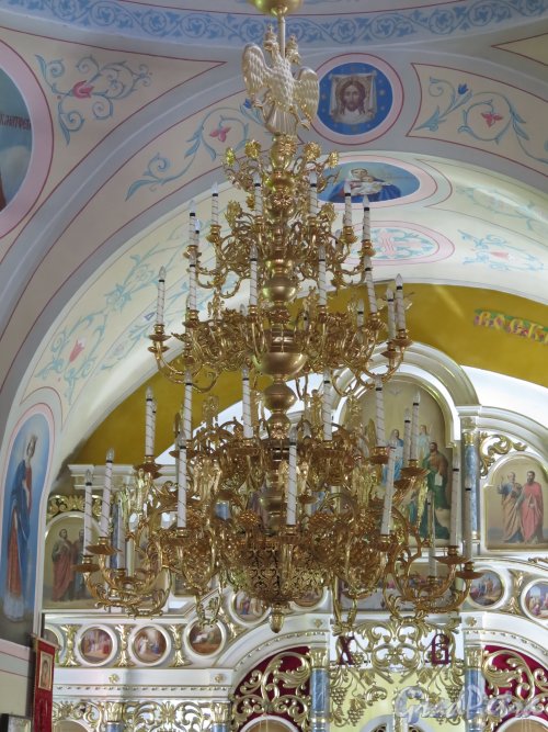 Церковь Николая Чудотворца в Котлах, Центральная люстра. Общий вид. фото июль 2015 г.