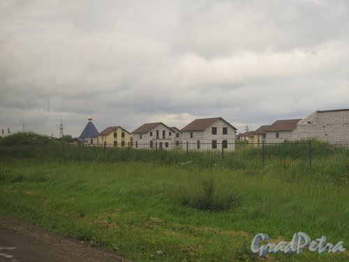 Жилой Поселок «Гатчинские Дачи». Общий вид из автобуса. фото июль 2015 г.