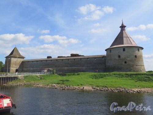 Шлиссельбург, г. Крепость Орешек. Причал и стена крепости. фото август 2015 г.