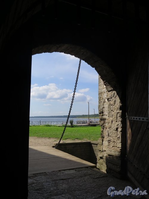 Шлиссельбург, г. Крепость Орешек. Вид на подъёмный мост и пристань из ворот крепости. фото август 2015 г.