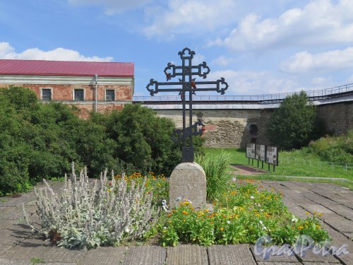 Шлиссельбург, г. Крепость Орешек. Могила русских солдат 1702 года. Могильный крест. фото август 2015 г.