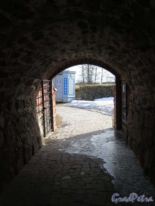 Крепость Корела. Проход в крепостной стене. фото март 2016 г.