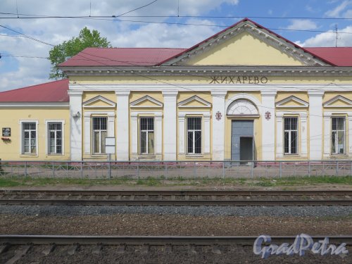 Дер. Жихарево. Железнодорожный вокзал. Общий вид фасада со строны платформы. фото май 2016 г.
