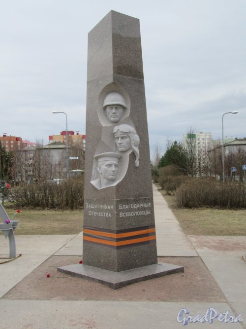 Южный микрорайон (Всеволожск). Аллея поколений. Памятник защитникам Отечества, установлен в 2015 г. фото апрель 2018 г.