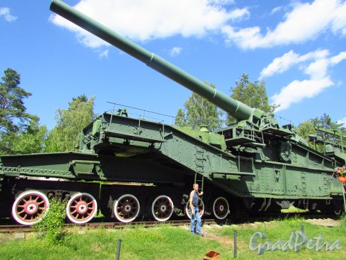 Форт «Красная Горка». Железнодорожный артиллерийский транспортер ТМ-3-12 (305 мм). Для масштаба рядом человек среднего роста. Фото 20 июня 2016 года.