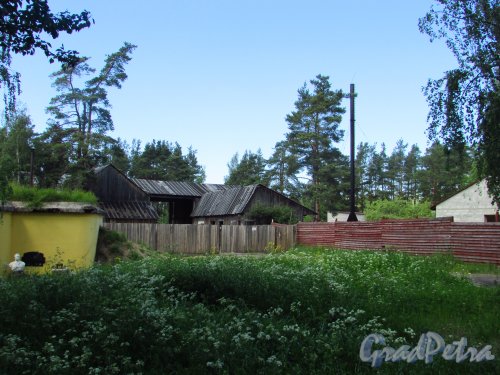 Старинные деревянные строения на территории форта «Красная Горка». Фото 20 июня 2016 года.