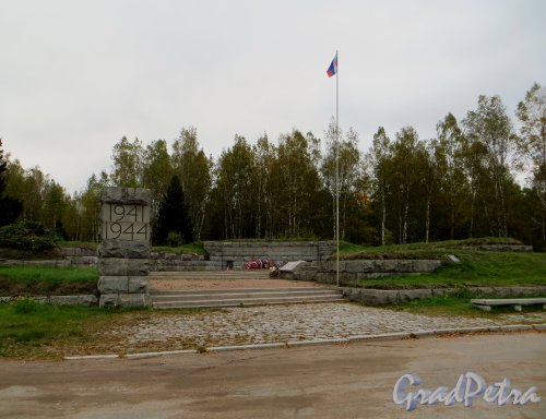 Ленинградская область, пересечение автомобильных дорог А-124 и А-127, воинское захоронение мемориал «Память». Общий вид. Фото 26 сентября 2014 года.