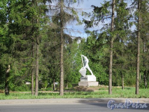 Памятник первостроителям г. Кириши на шоссе Энтузиастов. Общий вид. фото август 2014 г.