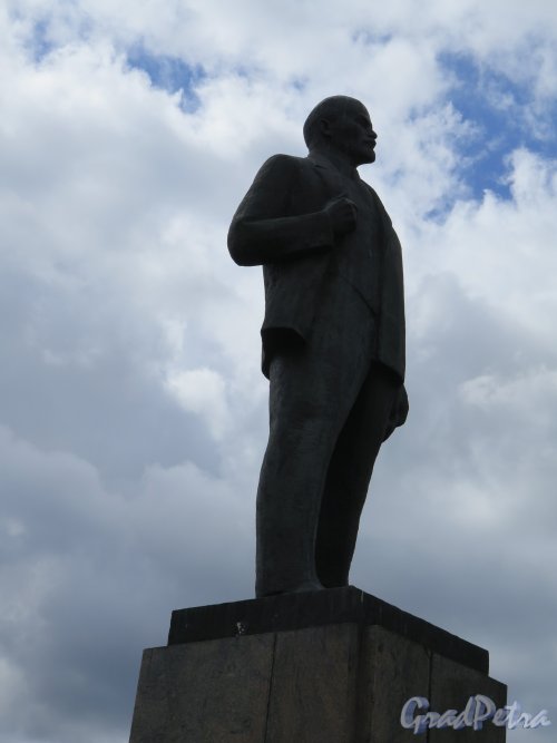Памятник В.И. Ленину в городе Лодейное поле. Анфас. фото май 2015 г.