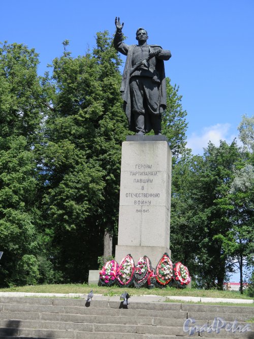 Памятник Партизанам-героям и братская могила партизан на проспекте Карла Маркса в городе Кингисепп. фото июль 2015 г.  