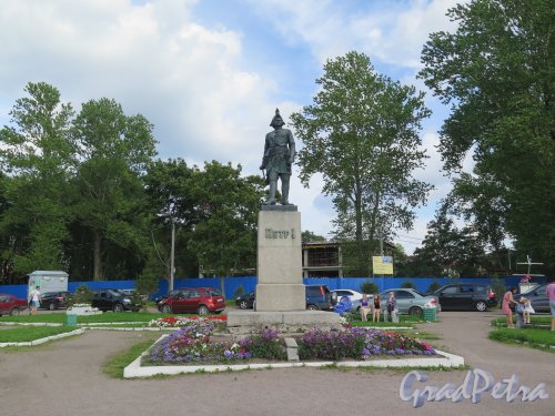 Памятник Петру I в Шлиссельбурге, по модели М.М. Антокольского, 1872, установлен в 1957 г. Адрес: Шлиссельбург, у входа в Петровский (Староладожский) канал. 