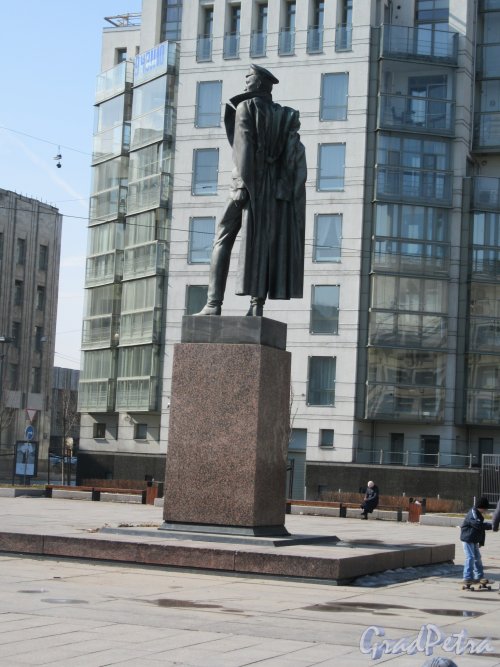 Памятник Ф.Э. Дзержинскому, 1981 Адрес: Шпалерная ул., д. 62 (сквер). Вид со спины. фото апрель 2018 г.