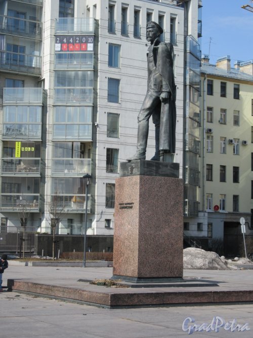 Памятник Ф.Э. Дзержинскому, 1981 Адрес: Шпалерная ул., д. 62 (сквер). Вид со сбоку. фото апрель 2018 г.