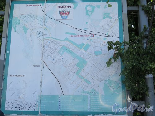 Подробная карта-стенд города Выборга на Вокзальной площади. фото июль 2015 г.