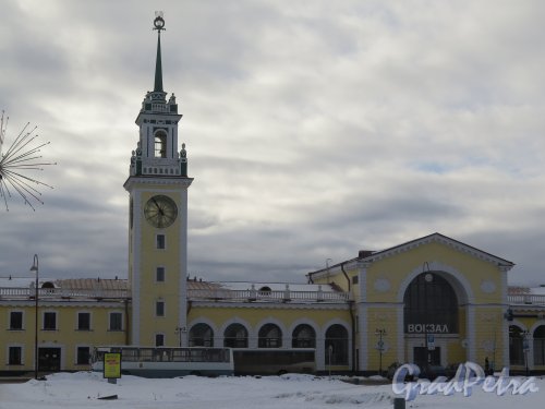 Привокзальная пл. (Волхов), д. 1. Центральная часть вокзала. фото февраль 2016 г.