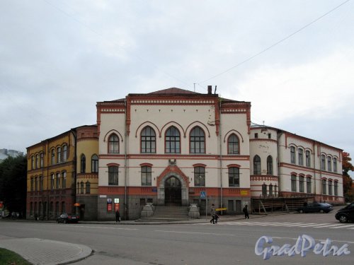 Школьная пл. (Выборг), д. 2. Здание бывшей финской женской школы. Фронтальный фасад. фото октябрь 2017 г.