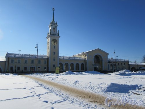 Привокзальная пл. (Волхов). Сквер на площади и вокзал зимой. фото март 2018 г.