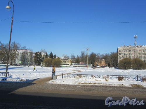 Привокзальная площадь (г. Волхов). Вид площади со стороны вокзала Волховстрой-1. фото март 2018 г.