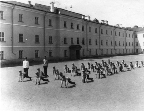 Гимнастические упражнения воспитанников на площадке перед зданием Гатчинского сиротского института императора Николая I. Фото начала XX века.
