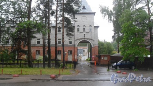 Всеволожск, Октябрьский проспект, дом 102. Въезд и арка. Фото 12 июня 2016 года.