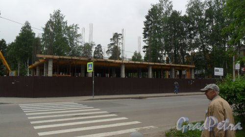 Всеволожск, Всеволожский проспект, дом 70А. Строительство торгово-делового центра. Общий вид строительной площадки. Фото 20 июня 2017 года.