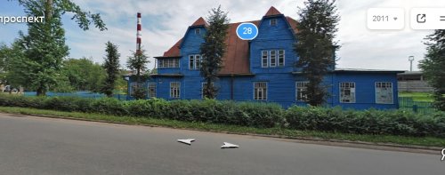 Кировский пр. (Волхов), д. 28. Двухэтажное деревянное здание на участке. Фото 2011 года