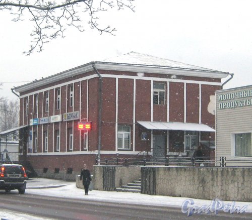Лен. обл., Выборгский р-н, г. Приморск, Выборгское шоссе в районе дома 4. Одно из зданий торгового комплекса. Фото 7 декабря 2013 г.