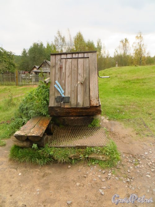 Старый финский колодец за домом 129 в городе Каменногорске за домом 129. Фото 26 сентября 2014 года.