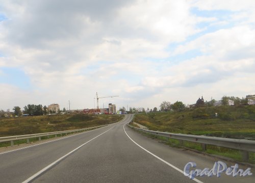 Участок Никольского шоссе на въезде в город Никольское и мост через реку Тосно. Фото 19 сентября 2014 года.