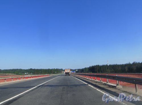 Мост автомобильной развязки Е-18 «Скандинавия» и 41А-189 («Магистральная») в районе посёлка Огоньки до реконструкции. Фото 4 июля 2015 года.