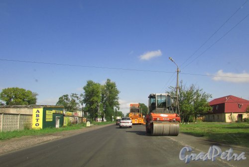 Ремонт дорожного покрытия трассы 41К-121 на территории города Отрадное Кировского района Ленинградской области в районе железнодорожного переезда. Фото 7 сентября 2015 года.