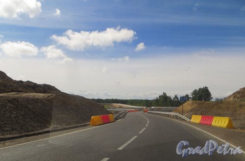 Реконструкция развязки трассы Е-18 «Скандинавия» и шоссе 41А-180 («Парголово-Огоньки»). Съезды №7 (в сторону Санкт-Петербурга). Фото 27 июля 2015 года.