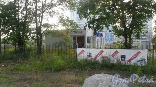 Деревня Кальтино, Колтушское шоссе, дом 1А. Павильон "Buderus". Фото 21 августа 2016 года.