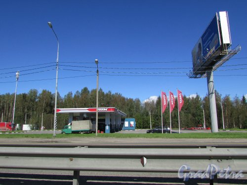 Мурманское шоссе, 17-й км, справа по ходу движения из Мурманска в Санкт-Петербург. Автозаправочная станция «Петербургской топливной компании» (ПТК). Фото 3 сентября 2016 года.