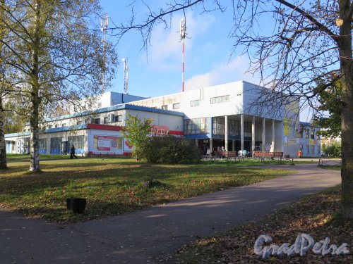 Приозерское шоссе (Агалатово), д. 162. Торгово-культурный центр. фото октябрь 2015 г.