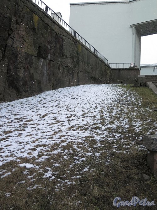 Г. Выборг, ул Ладанова, д. 1. Бастион Панцерлакс. Вид на вал бастиона в снегу. Фото Май 2017 г.