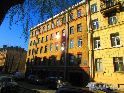 Малая Разночинная улица, дом 3, литера А. Фасад здания. Фото 1 мая 2016 года.