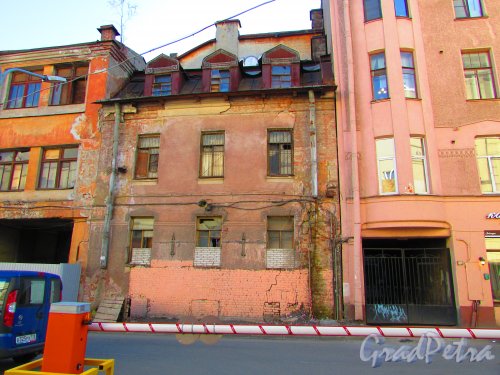 Малая Разночинная улица, дом 20 (Пионерская улица, дом 33, литера Б). Общий вид фасада здания. Фото 1 мая 2016 года.