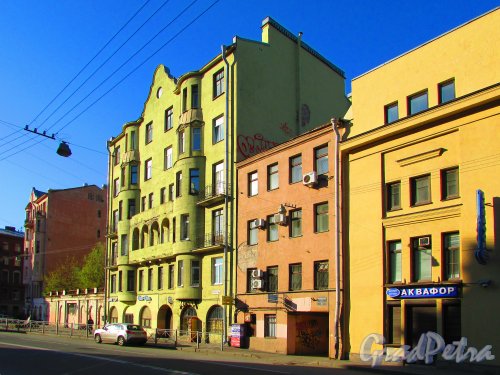 Пионерская улица, дом 29, литера А и дом дом 31, литера А. Общий вид фасадов зданий. Фото 1 мая 2016 года.