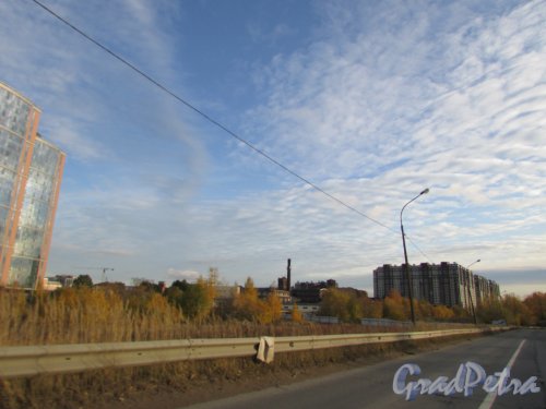 Парфёновская улица до строительства жилых корпусов. Вид со Старообрядческой улицы. Фото 15 октября 2019 года.