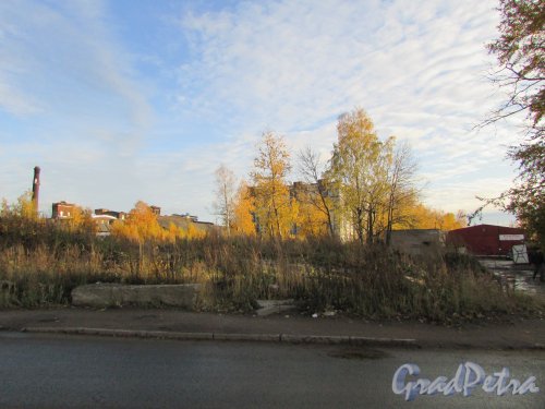 Парфёновская улица до строительства жилых корпусов. Вид со Старообрядческой улицы. Фото 15 октября 2019 года.