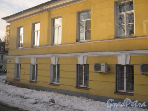 Город Гатчина. Ул. Радищева, дом 2. Фрагмент здания со стороны ул. Радищева. Фото март 2013 г.