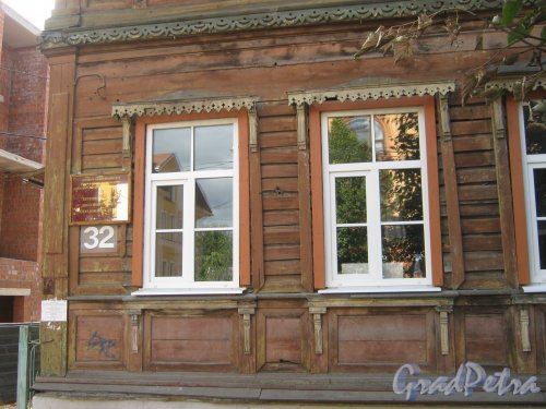 Лен. обл., Гатчинский р-н, г. Гатчина, ул. Чкалова, дом 32. Общий вид здания. Фото 22 августа 2013 г.